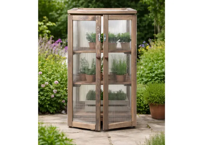 Mini serre de jardin pour semis en bois de pin et polycarbonate. Elle est composée de 3 étagères