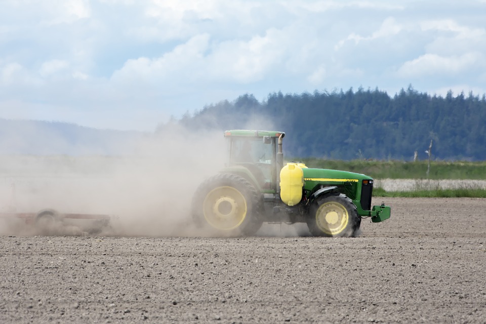 Tracteur dans un champs