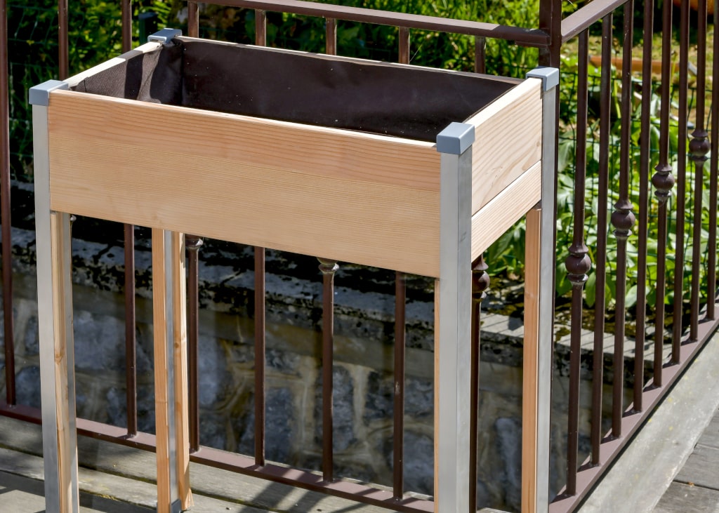 carre-potager-en-bois-sur-pieds