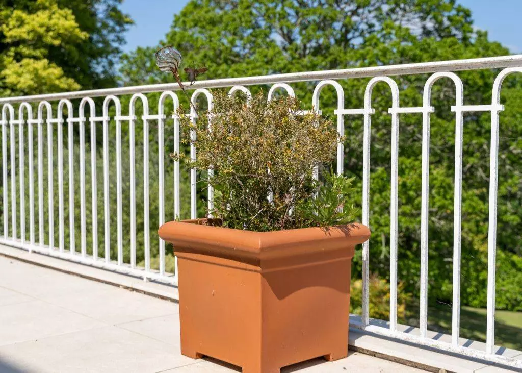 pot-de-fleurs-carre-papi-medium-modele-carl-terre-cuite