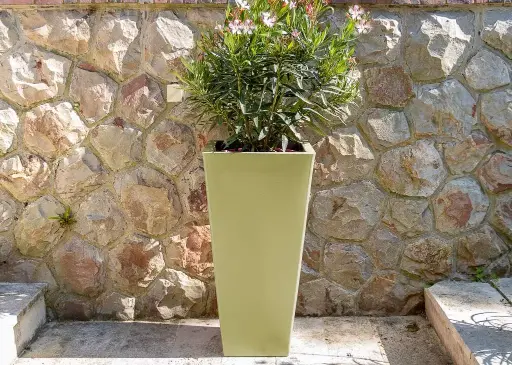Pot Papi design carré : pot de fleurs haut carré en PEHD made in france